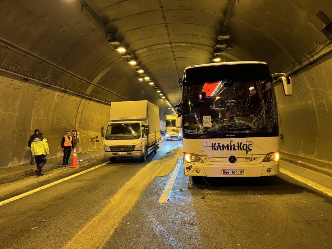 Tünelde 2’si otobüs, 1’i TIR 3 araç birbirine girdi! Yaralılar var 5